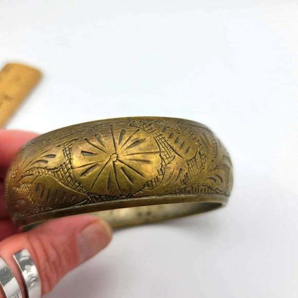 Jewelry - Vintage Wide Brass Floral Bangle